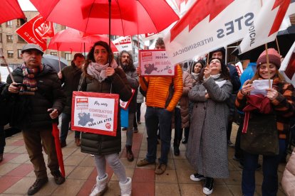 La comunidad educativa se manifiesta en bloque ante la Dirección Provincial de Educación para denunciar los recortes y la falta de personal