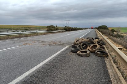 Acumulación de neumáticos en la calzada