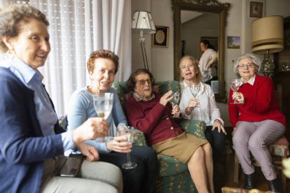 Antiguas alumnas celebran con Isaura sus 108 cumpleaños.