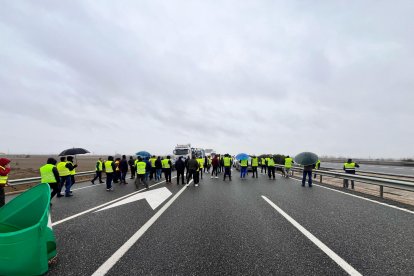 Un grupo de agricultores corta la A-66.