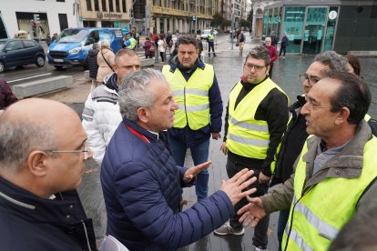 El delegado del Gobierno Nicanor Sen y el subdelegado Jacinto Canales conversan con un grupo de agricultores de San Román de Hornija