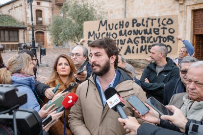 El vicepresidente de la Junta de Castilla y León, Juan García-Gallardo, visita la iglesia de Santiago Apóstol y el castillo de Turégano.