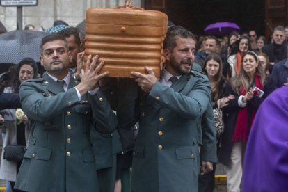 Llegada este viernes en la catedral de Cádiz del féretro con los restos de Miguel Ángel Gómez González, agente del grupo especial de actividades subacuáticas de la Guardia Civil fallecido este viernes en Barbate (Cádiz) al ser arrollado por una narco lancha en el puerto de Barbate.