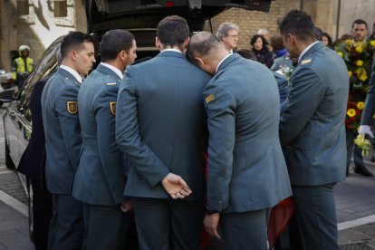 Con emoción contenida compañeros del guardia civil David Pérez Carracedo, autoridades y ciudadanos navarros se han congregado este domingo en la catedral de Pamplona para arropar en el funeral a la familia y allegados del agente.