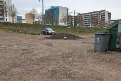 Parcela que sirve de aparcamiento en La Palomera.