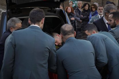 Con emoción contenida compañeros del guardia civil David Pérez Carracedo, uno de los agentes fallecidos este viernes al ser embestida su patrullera por una narcolancha en Barbate (Cádiz), autoridades y ciudadanos navarros se han congregado este domingo en la catedral de Pamplona para arropar en el funeral a la familia y allegados del agente.