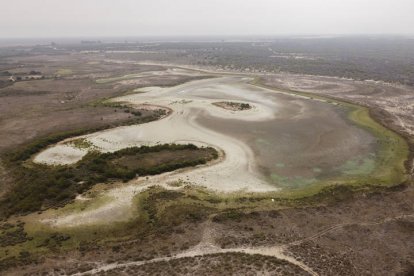 Vista aérea de la laguna de Santa Olalla en agosto de 2023.