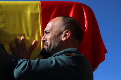 Uno de los guardias civiles que portó el ataúd de su compañero David Pérez.