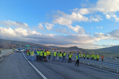 Los agricultores invaden la calzada en la AP-66 en La Magdalena.