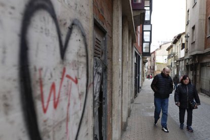 La ciudad está plagada de pintadas.