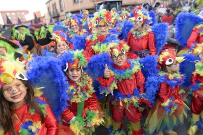 La explosión de color y diversión reventó las calles de la ciudad bañezana.