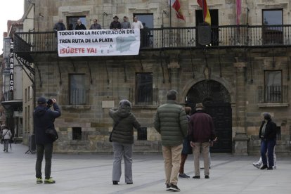 Colocación de una pancarta que reivindica la apertura del tren de la Vía de la Plata.