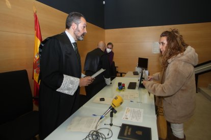 La nueva jueza de paz de Priaranza del Bierzo, María Antonia Molina, en el momento de jurar su cargo ante el juez decano, Óscar Hernáiz.