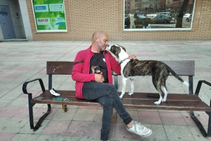 Salvador Armesto con Paca antes de serle confiscada