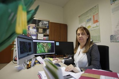 Carmen Acedo en la facultad de biología de la Universidad de León.