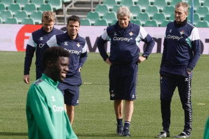 El entrenador chileno del Real Betis, Manuel Pellegrini (2d), durante el entrenamiento realizado en la ciudad deportiva del club previo al debut en la Liga Conferencia, este jueves ante el Dinamo de Zágreb en el estadio Benito Villamarín en la capita.hispalense. EFE/José Manuel Vidal