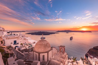 Cae la tarde en la isla de Santorini (Grecia), en su capital, Fira.