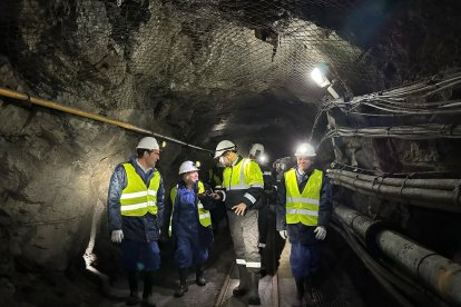 La comisaria, en su visita al interior de las instalaciones de la Fundación Santa Bárbara. DL