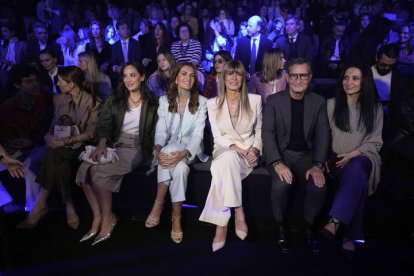 La marquesa de Griñón Tamara Falcó (i) junto a Begoña Gómez (3d), esposa del presidente del Gobierno, Pedro Sánchez antes del desfile de presentación de la colección otoño-invierno 2024/2025 de Pedro del Hierro en marco de la pasarela Mercedes-Benz Fashion Week Madrid este jueves.