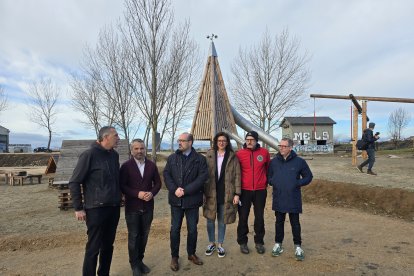 En el centro, Morala y Coca posan con técnicos municipales y el edil de CB David Pacios (segundo izda)