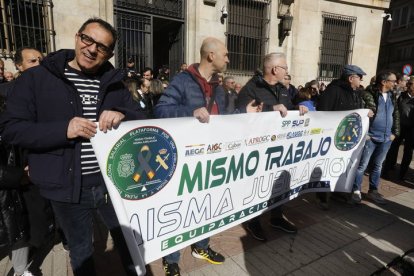 Protesta de guardias y policías junto a la Subdelegación del Gobierno en León.