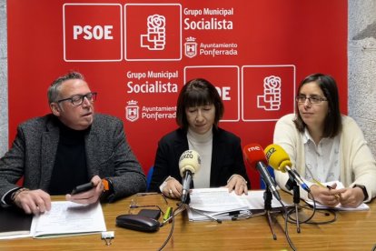 En el centro, Mabel Fernández ofreció la valoración del PSOE