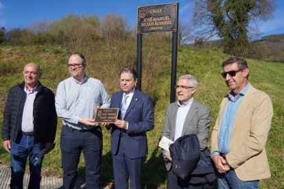 Autoridades y el hijo de Buján, en el acto de homenaje.