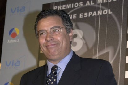 Imagen de archivo fechada en el año 2001 que muestra al doctor Bartolomé Beltrán, un referente de la salud informativa en numerosos programas de televisión, quien ha fallecido esta madrugada en una clínica de Madrid a los 74 años, según ha informado laSexta en la red social X.