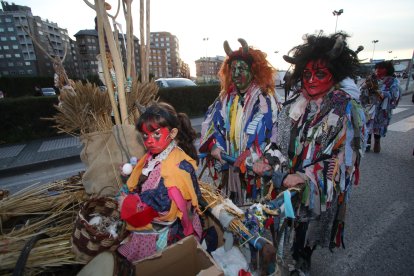 Ponferrada despide el Carnaval con el desfile y la quema del Entroido.