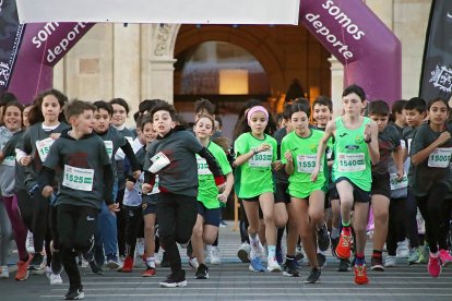 Niñas y niños en la línea de salida de la carrera solidaria de Entreculturas en la plaza de San Marcos