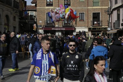 Los aficionados llenan de color el Barrio Húmedo.