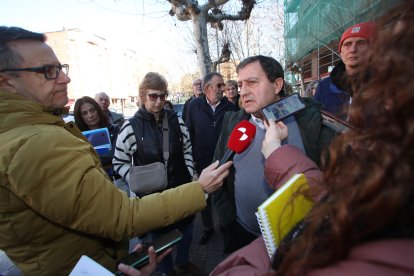 El alcalde de Toral de los Vados, rodeado de vecinos, atiende a los medios de comunicación.