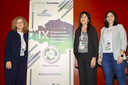 Mari Luz García, Luz García Vivas, Nuria Vergas en un simposio de Enfermedades Autoinmunes Sistémicas, en Bilbao.