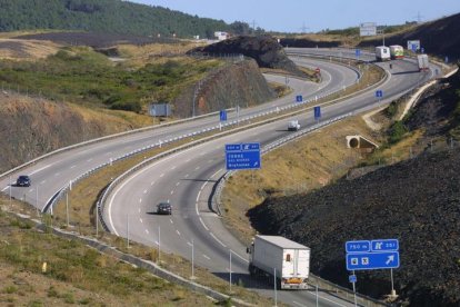 Autovía A-6 cerca del puerto del Manzanal.