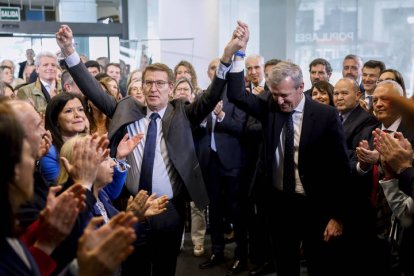 -FOTODELDIA- MADRID, 20/02/2024.- El líder del Partido Popular, Alberto Núñez Feijóo (c-i), celebra la reelección del presidente del Partido Popular de Galicia como presidente de la Xunta de Galicia, Alfonso Rueda c-d), a su llegada al Comité Ejecutivo Nacional del PP que se celebra, este martes, en la sede del partido en la calle Génova en Madrid, para analizae los resultados de las elecciones de Galicia. EFE/ Mariscal