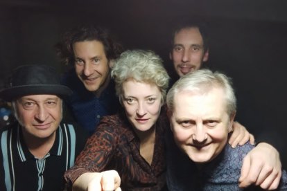 Stefan Kalis (guitarra), Jota Montero (guitarra), Manu Blanco Louro (batería), Alicia Elektra (bajo) y Alberto Modino (trompeta y trombón) son Taikonautas.