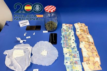 Material incautado al detenido por los agentes de la comisaría de Ponferrada.