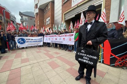 Protesta frente a la Dirección Provincial de Educación con el apoyo del 'cobrador del moroso'