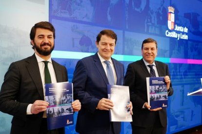 El presidente de la Junta de Castilla y León, Alfonso Fernández Mañueco; el vicepresidente, Juan García-Gallardo; y el consejero de Economía y Hacienda, Carlos Fernández Carriedo, comparecen en rueda de prensa para presentar el proyecto de Ley de Presupuestos Generales de la Comunidad para 2024.