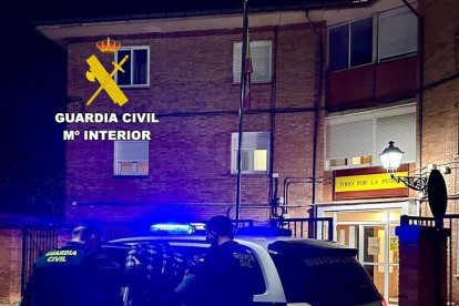 La Guardia Civil lleva al detenido a la comandancia.