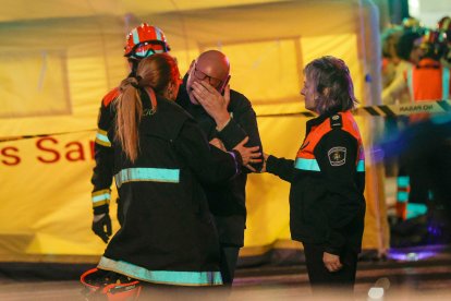 Los vecinos son atendidos durante el incendio.