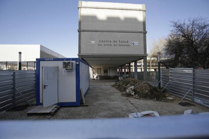 Firma del inicio de las obras del centro de salud del barrio de Pinilla. F. Otero Perandones.