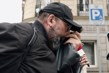 MADRID, 22/02/2024.- Koldo García, exasesor del exministro socialista José Luis Ábalos, a la salida de la Audiencia Nacional este jueves. El juez de la Audiencia Nacional Ismael Moreno ha acordado la puesta en libertad y la retirada del pasaporte para Koldo García, exasesor del exministro socialista José Luis Ábalos; el presidente del Zamora CF, Víctor de Aldama, y otro de los detenidos por presunta corrupción en la compra de mascarillas en pandemia. EFE/Sergio Pérez