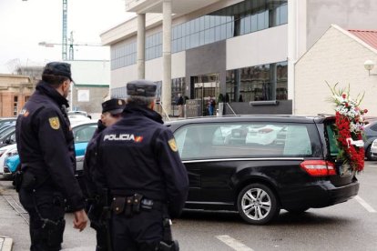 Imagen de archivo de policias nacionales junto a un féretro en Valladolid.