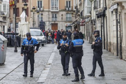 La Policía Nacional ha detenido este domingo a un joven burgalés de 23 años como supuesto autor de la muerte de un joven vallisoletano de 32 años, que estaba en la madrugada del sábado celebrando una despedida de soltero en la Plaza de la Flora de Burgos capital. EFE/Santi Otero