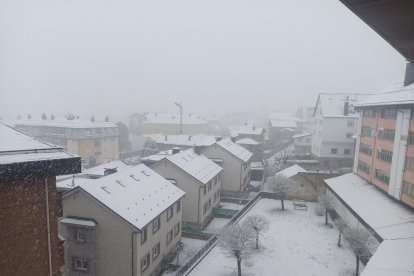 Nieva con fuerza en la capital lacianiega.