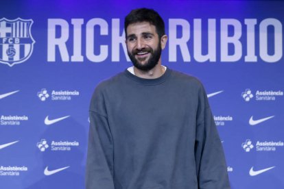 El base internacional español Ricky Rubio posa para los fotógrafos durante su presentación como nuevo jugador del Barça