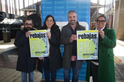 El concejal de Comercio con los representantes de la asociación de comerciantes Templarium de Ponferrada. L. DE LA MATA