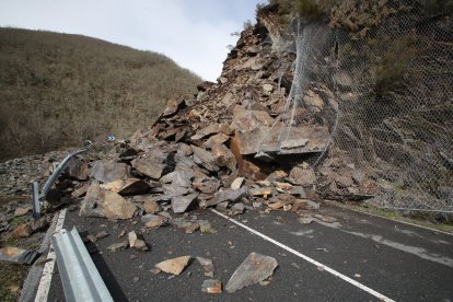 Derrumbe en la carretera de Faro a Peranzanes que mantiene aislado el valle de Fornela.