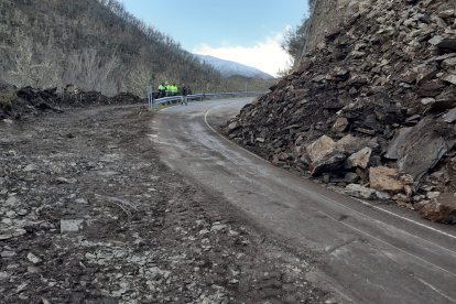 Los operarios de la Diputación ha despejado un carril en el lugar donde se produjo el desprendimiento